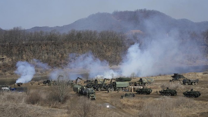 Abaikan Rudal Korut, AS-Korsel Tetap Gelar Latihan Militer Korsel dan Amerika Serikat memulai latihan militer gabungan hari ini. Mereka tetap menggelar meski Korut memprotesnya dengan meluncurkan rudal jelajah.