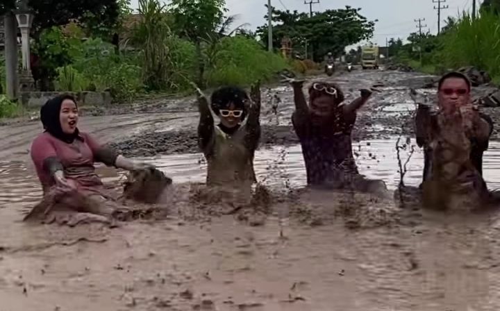 Aksi warga mandi lumpur kubangan jalan rusak di Lampung Tengah (Foto: Istimewa)