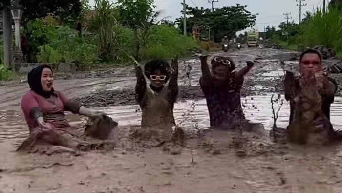 Aksi warga mandi lumpur kubangan jalan rusak di Lampung Tengah (Foto: Istimewa)