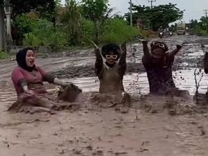 Kritik Jalan Rusak, Warga Lampung Tengah Mandi di Kubangan