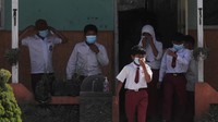 Sejumlah siswa menggunakan masker saat bermain di halaman sekolah saat jam istirahat pelajaran di Sekolah Dasar Negeri 2 Tlogolele, Selo, Boyolali, Jawa Tengah, Senin (13/3/2023).  