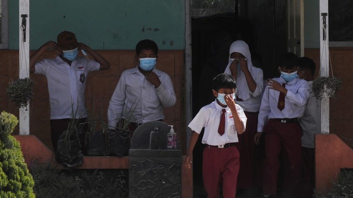 AKTIVITAS SEKOLAH DI LERENG GUNUNG MERAPI Sejumlah siswa menggunakan masker saat bermain di halaman sekolah saat jam istirahat pelajaran di Sekolah Dasar Negeri 2 Tlogolele, Selo, Boyolali, Jawa Tengah, Senin (13/3/2023). Meskipun aktivitas awan panas guguran Gunung Merapi masih terjadi, kegiatan belajar mengajar di sekolah yang berada di lereng Gunung Merapi itu tetap berjalan seperti biasanya. ANTARA FOTO/Aloysius Jarot Nugroho/aww.