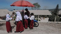 Meski halaman, genting dan tanaman sekolah dipenuhi abu Merapi, para siswa tampak semangat beraktivitas, belajar hingga bermain. Pihak sekolah pun mewajibkan siswa memakai masker.  
