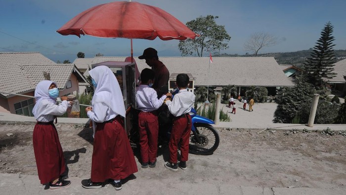 AKTIVITAS SEKOLAH DI LERENG GUNUNG MERAPI Sejumlah siswa menggunakan masker saat bermain di halaman sekolah saat jam istirahat pelajaran di Sekolah Dasar Negeri 2 Tlogolele, Selo, Boyolali, Jawa Tengah, Senin (13/3/2023). Meskipun aktivitas awan panas guguran Gunung Merapi masih terjadi, kegiatan belajar mengajar di sekolah yang berada di lereng Gunung Merapi itu tetap berjalan seperti biasanya. ANTARA FOTO/Aloysius Jarot Nugroho/aww.
