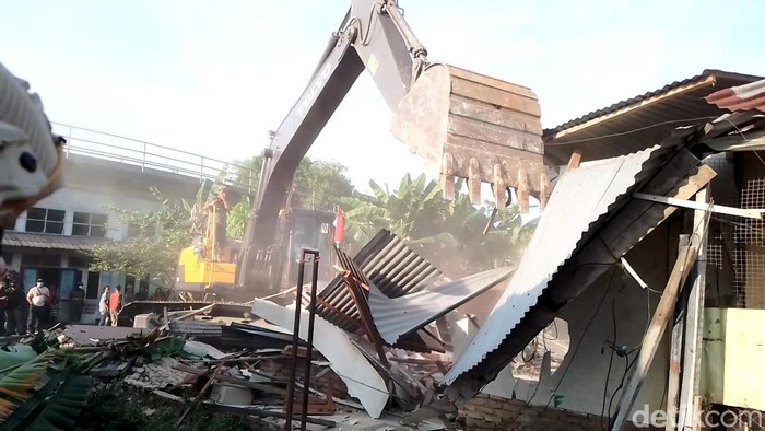 Alat berat merobohkan rumah warga untuk dijadikan vanue PON 2024 (Farid/detikSumut)