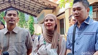 Hasil mediasi antara Aldila Jelita dan Indra Bekti hari ini gagal. Indra Bekti yang diwakili oleh kuasa hukumnya, sepakat untuk cerai. Foto: Ahsan/detikHOT