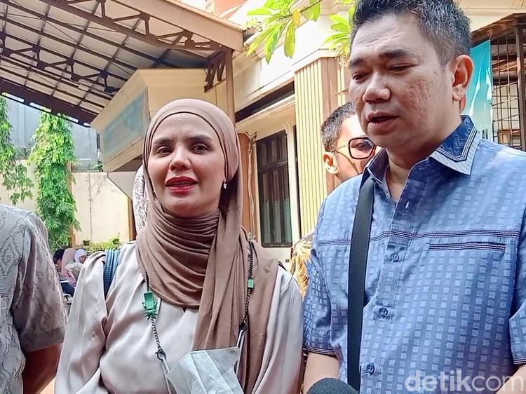 7 Senyum dalam Kesedihan Aldila Jelita di Sidang Cerai