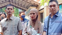 Aldila Jelita menghadiri sidang cerai perdananya tanpa didampingi Indra Bekti di Pengadilan Negeri Jakarta Selatan. Foto: Ahsan/detikHOT