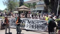 Usai teatrikal digelar, demonstran menuntut agar bisa bertemu dengan pejabat Perum Perhutani Divre Jabar dan Banten. Namun, pejabat tak kunjung menemui demonstran. (Foto: Sudirman Wamad/detikJabar)