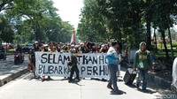 Perum Perhutani Divre Jabar dan Banten siap mengevaluasi SOP soal di kawasan hutan Perhutani. Pihaknya juga melarang sementara kegiatan trail dan menutup Ranca Upas. Selain itu, penanaman bibit edelweis rawa dilakukan di Ranca Upas. (Foto: Sudirman Wamad/detikJabar)