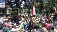 Aliansi Pencinta Alam Jabar membawa lima tuntutan ke Perhutani, seperti mendesak perhutani untuk melarang seluruh aktivitas offroad di hutan lindung di Jabar.  (Foto: Sudirman Wamad/detikJabar)