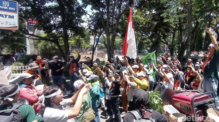 Aliansi Pencinta Alam Jabar berunjuk rasa di depan kantor Perum Perhutani Divre Jabar dan Banten di Jalan Soekarno Hatta, Kota Bandung, Senin (13/3/2023). Aliansi Pencinta Alam Jabar berunjuk rasa di depan kantor Perum Perhutani Divre Jabar dan Banten di Jalan Soekarno Hatta, Kota Bandung, Senin (13/3/2023).