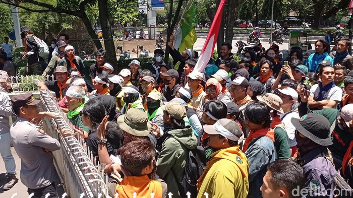 Aliansi Pencinta Alam Jabar berunjuk rasa di depan kantor Perum Perhutani Divre Jabar dan Banten di Jalan Soekarno Hatta, Kota Bandung, Senin (13/3/2023).