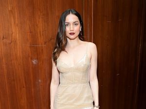 Ana de Armas dan Anak Tiri Presiden Kuba Kepergok Ciuman di Trotoar Madrid