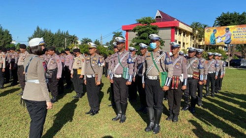 Anggota Kepolisian Daerah (Polda) Nusa Tenggara Timur (NTT) mengenakan tas etnik khas NTT saat mengikuti apel Senin (13/3/2023) pagi.