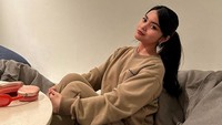 Saat tampil di channel YouTube Raditya Dika, Annya Erica mengaku bingung mengapa bisa FYP TikTok karena konten nanya. (Foto: dok Instagram)