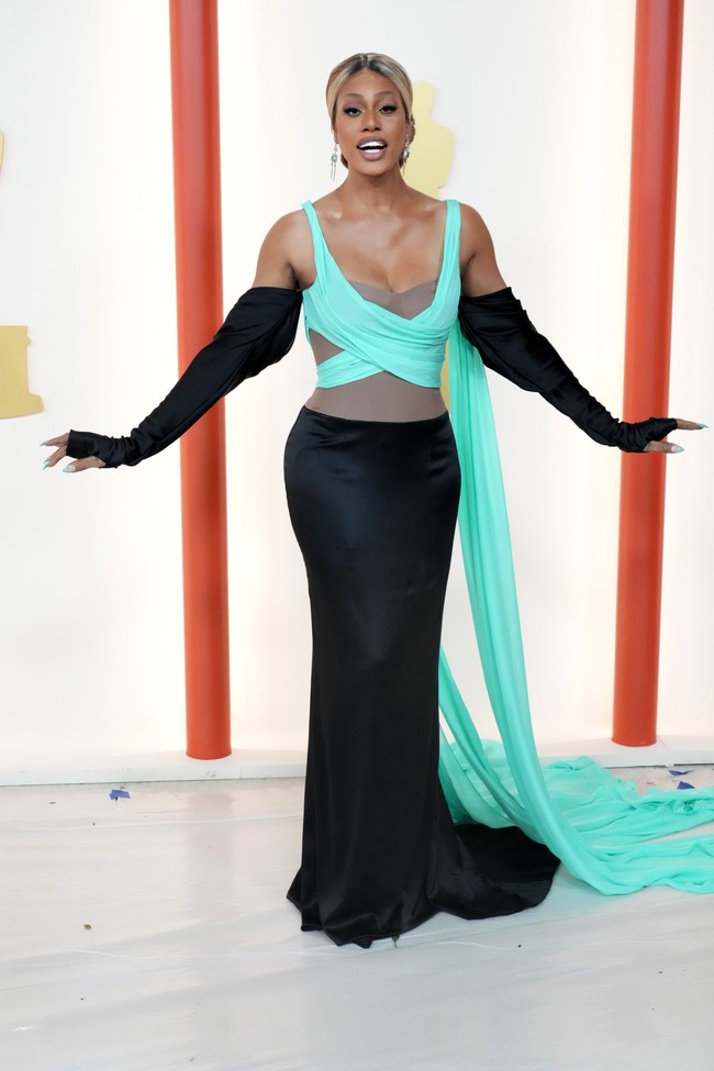 Tidak biasanya Laverne Cox masuk daftar berbusana terburuk. Namun, aktris transpuan ini harus menerima kenyataan tersebut karena busana yang dipakainya terlalu heboh dengan layering. (Foto: Getty Images)