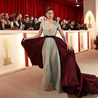 Gaun dual-tone yang dipakai aktris Top Gun Monica Barbaro juga bertengger di daftar artis berbusana terburuk. Mungkin karena dua warna tersebut kurang berpadu dengan harmonis? (Foto: Getty Images)