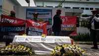 Mereka turut menyayangkan biaya produksi yang lebih besar dari harga jual ayam. 