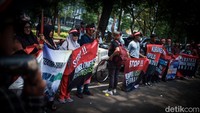 Massa peternak ayam menggelar aksi demo di depan kantor Komnas HAM, Menteng, Jakarta Pusat, Senin (13/3/2023).