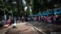 Massa satu per satu menyampaikan tuntutannya lewat spanduk. 