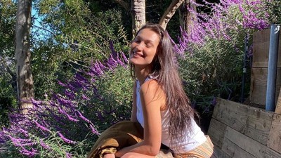 5 Potret Body Goals Bella Hadid, 30 Menit Sebelum Olahraga Selalu Makan Ini