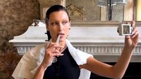 Tubuh langsing dan sehat Bella Hadid menjadi idaman banyak orang. Supermodel yang pernah dinobatkan sebagai orang paling modis di bumi itu ternyata memiliki rahasia tersendiri di balik tubuhnya yang selalu sehat dan bugar. (Foto: Instagram @bellahadid)