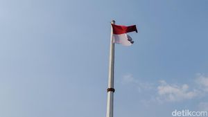 Bendera Merah Putih Sobek Berkibar di Lapangan Apel Pemda Bandung Barat