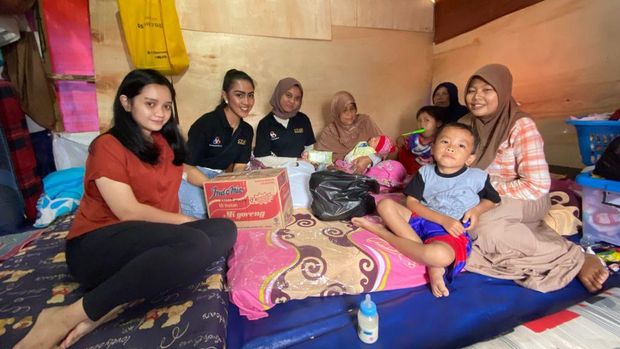 Kabar bahagia datang dari dua keluarga korban bencana gempa Cianjur. Donasi dari sahabat baik membantu mereka kembali menata hidup.