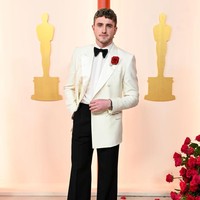 Tak hanya wanita, para pria pun sukses memberikan gaya terbaik mereka. Paul Mescal yang dinominasikan sebagai aktor utama terbaik misalnya, bersolek dengan setelan putih bergaya retro dari Gucci. (Foto: Gilbert Flores/Variety via Getty Images)