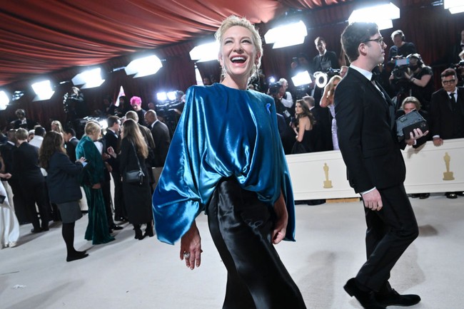 Cate Blanchett kembali mempertegas komitmennya pada sustainable fashion. Kali ini, Cate yang masuk nominasi aktris utama terbaik, memakai gaun Louis Vuitton yang terdiri atasan dari salah satu arsip rumah mode itu dan rok yang terbuat dari material ramah lingkungan. (Foto: Michael Buckner/Variety via Getty Images)