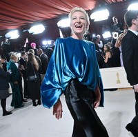 Cate Blanchett kembali mempertegas komitmennya pada sustainable fashion. Kali ini, Cate yang masuk nominasi aktris utama terbaik, memakai gaun Louis Vuitton yang terdiri atasan dari salah satu arsip rumah mode itu dan rok yang terbuat dari material ramah lingkungan. (Foto: Michael Buckner/Variety via Getty Images)