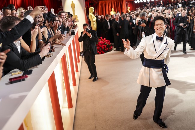 Masih di jajaran aktor, Harry Shum Jr., juga tak mau kalah. Bintang Everything, Everywhere, All at Once ini keluar dari zona nyamannya dengan tuksedo yang dipermanis sabuk bergaya obi. (Foto: Robert Gauthier / Los Angeles Times via Getty Images)