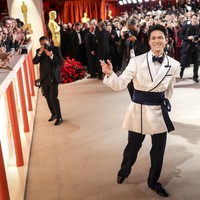 Masih di jajaran aktor, Harry Shum Jr., juga tak mau kalah. Bintang Everything, Everywhere, All at Once ini keluar dari zona nyamannya dengan tuksedo yang dipermanis sabuk bergaya obi. (Foto: Robert Gauthier / Los Angeles Times via Getty Images)