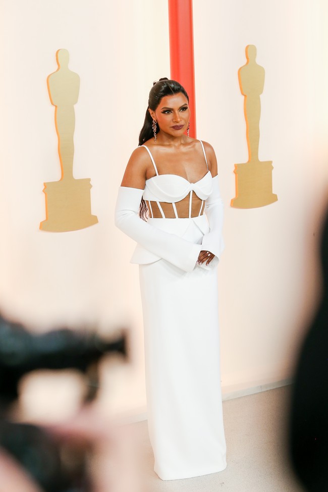 Aktris dan komedian Mindy Kaling juga memamerkan penampilan terbarunya setelah sukses menurunkan berat badan hingga hampir 20 kg. Gaun putih Vera Wang dengan korset berstruktur yang dilengkapi peplum menjadi andalannya. (Foto: Lexie Moreland/WWD via Getty Images)