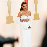 Aktris dan komedian Mindy Kaling juga memamerkan penampilan terbarunya setelah sukses menurunkan berat badan hingga hampir 20 kg. Gaun putih Vera Wang dengan korset berstruktur yang dilengkapi peplum menjadi andalannya. (Foto: Lexie Moreland/WWD via Getty Images)