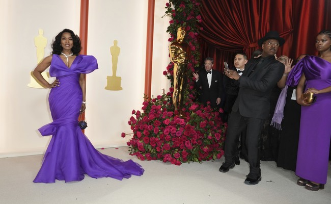 Dressed like a royal! Menoreh sejarah sebagai bintang Marvel pertama yang meraih nominasi aktris utama terbaik Oscar, Angela Bassett merayakan pencapaianya dengan gaun ungu Moschino. Warna tersebut selalu diasosiasikan dengan lambang kerajaan, sesuai dengan perannya sebagai Ratu Ramonda dari Wakanda di film Black Panther. (Foto: Jordan Strauss/Invision/AP)