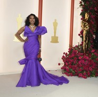 Dressed like a royal! Menoreh sejarah sebagai bintang Marvel pertama yang meraih nominasi aktris utama terbaik Oscar, Angela Bassett merayakan pencapaianya dengan gaun ungu Moschino. Warna tersebut selalu diasosiasikan dengan lambang kerajaan, sesuai dengan perannya sebagai Ratu Ramonda dari Wakanda di film Black Panther. (Foto: Jordan Strauss/Invision/AP)