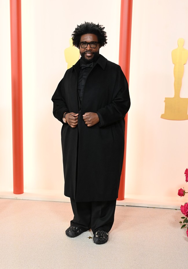 Questlove sekali lagi membuktikan bahwa tak perlu sepatu mewah demi tampil memukau di karpet merah Oscar. Sepasang Crocs hitam menjadi pelengkap sempurna untuk setelan Zegna yang dipakainya. (Foto: Gilbert Flores/Variety via Getty Images)