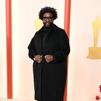 Questlove sekali lagi membuktikan bahwa tak perlu sepatu mewah demi tampil memukau di karpet merah Oscar. Sepasang Crocs hitam menjadi pelengkap sempurna untuk setelan Zegna yang dipakainya. (Foto: Gilbert Flores/Variety via Getty Images)