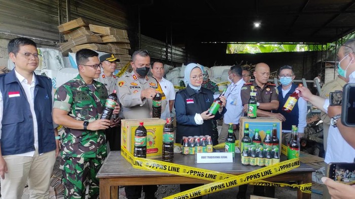 BPOM menggerebek pabrik obat tradisional ilegal di Banyuwangi
