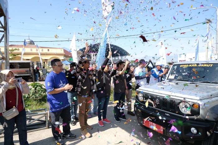 Bupati Garut Rudy Gunawan resmi membuka Garut Fun Off-Road dengan mengambil start di Sarana Olahraga (SOR) R.A.A Adiwijaya, Kecamatan Tarogong Kidul, Kabupaten Garut, Minggu (12/3).