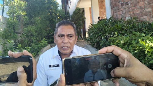 Bupati Manggarai Barat Edistasius Endi menunggu kedatangan Presiden Jokowi dan rombongan di Puncak Waringin, Labuan Bajo, Senin (13/3/2023). Endi menjelaskan kunjungan Jokowi ke Labuan Bajo untuk meninjau kesiapan fasilitas ASEAN Summit.