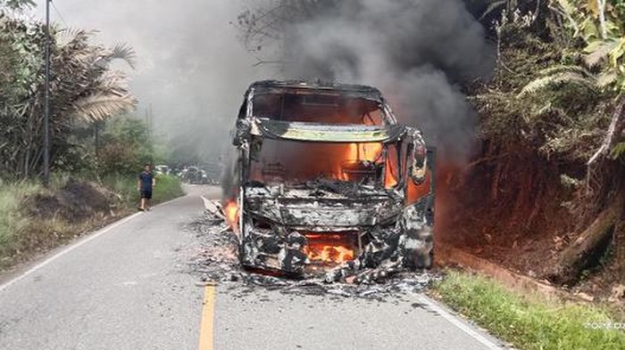 Bus ALS terbakar di Kabupaten Agam, Sumbar. (Dok Satlantas Polresta Bukittinggi)