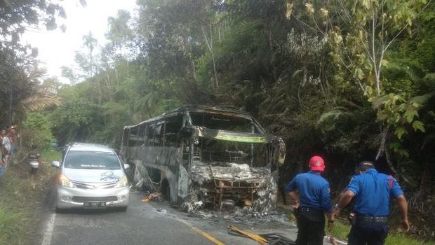 Bus ALS terbakar di Kabupaten Agam, Sumbar. (Dok Satlantas Polresta Bukittinggi)