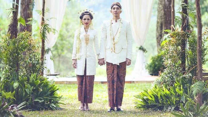 Busana Pengantin Adat Jawa Andien dan Ippe.