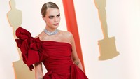 Ia pun memamerkan kaki jenjangnya tersebut kala berpose. WWD via Getty Images/Lexie Moreland