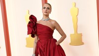 Cara Delevingne memilih tampil dengan gaun merah berbelahan tinggi. Variety via Getty Images/Gilbert Flores