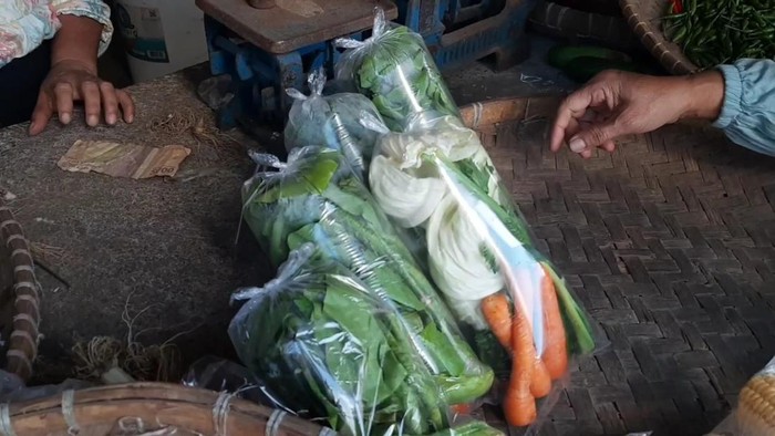 Cara pedagang di Tasik siasati produk agar laku terjual