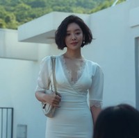 Tak hanya sekali. Dalam drama Korea The Glory Part 2, Cha Joo Young memperlihatkan dadanya di hadapan dua lawan mainnya Park Sung Hoon dan Lim Ji Yeon. Foto: dok. Instagram @jooyoungthej